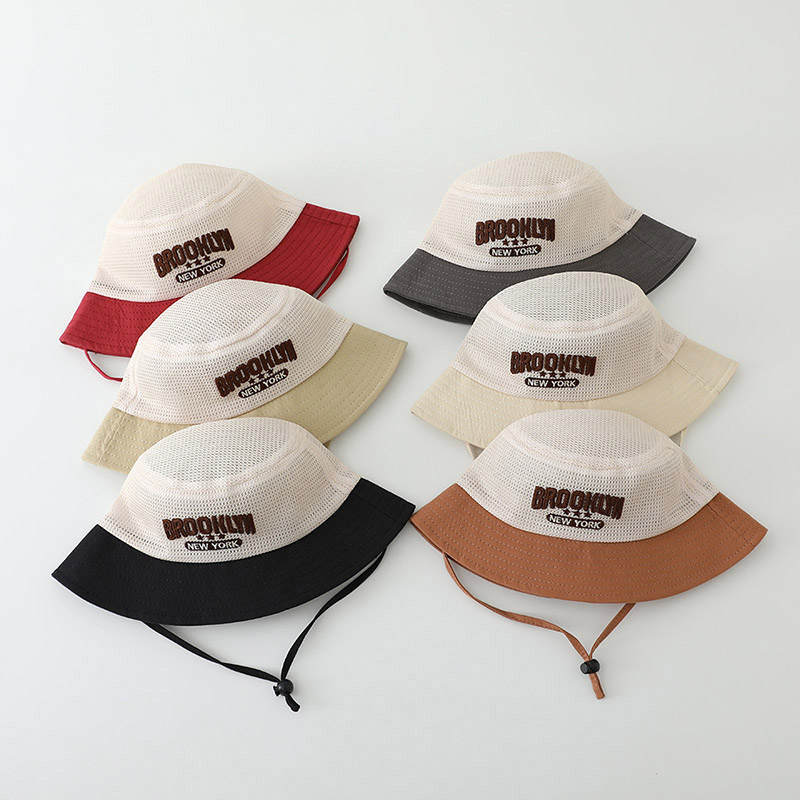 Met letters geborduurde babyzo - Summer Clothing Capsule recensie en prijs