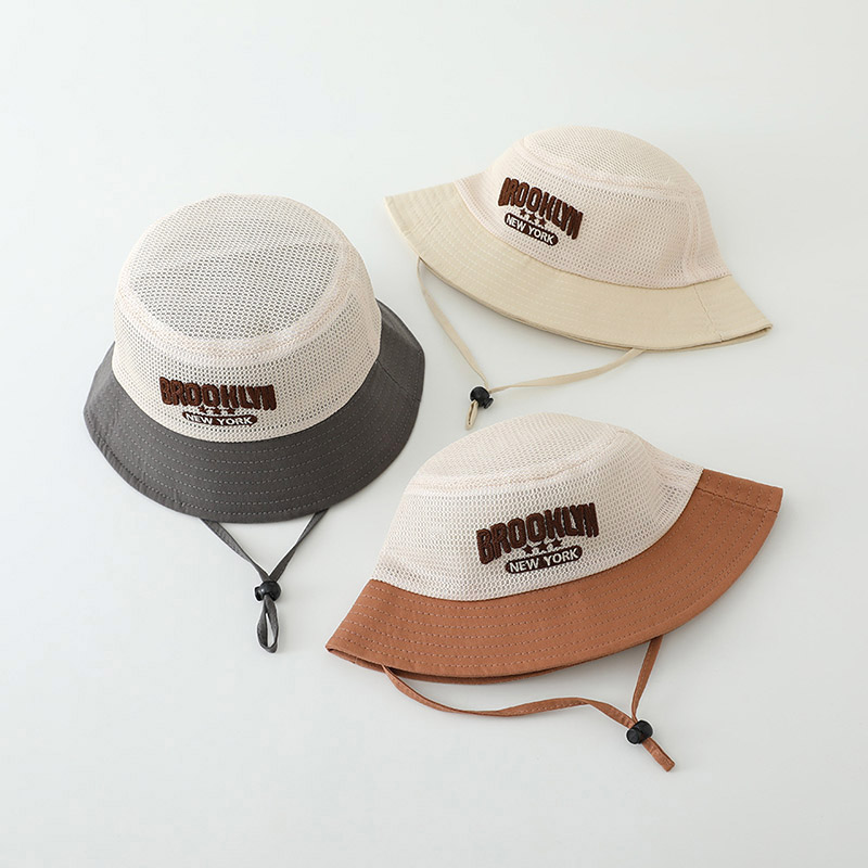 Met letters geborduurde babyzo - Summer Clothing Capsule recensie en prijs
